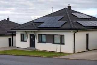 Pořízením solárních panelů jsme udělali největší chybu. Hyzdí nám dům a náklady na pořízení se nikdy nevrátí